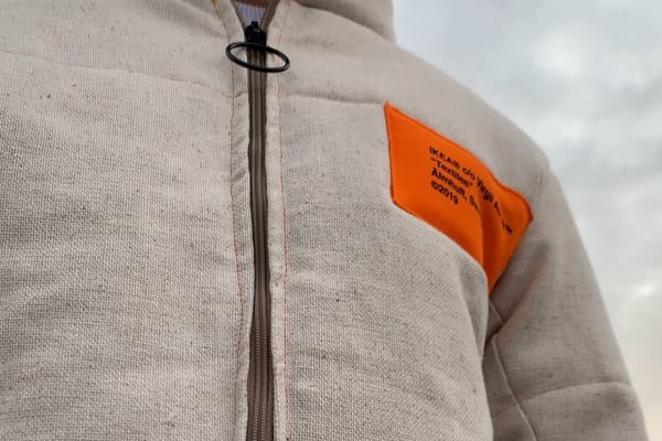 Ce designer détourne les housses IKEA x Virgil Abloh pour fabriquer une veste