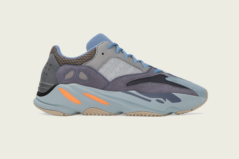 Voici les images officielles et la date de sortie de la YEEZY BOOST 700 "Carbon Blue" qui mélange d'anciens coloris de la sneaker