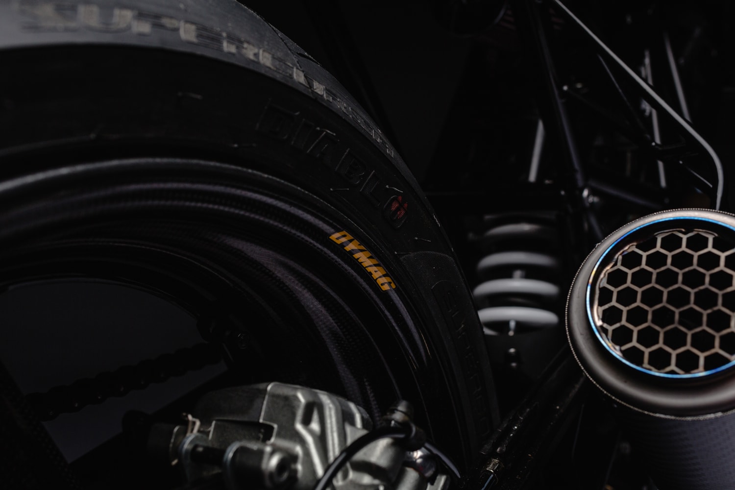 Ce nouveau moto custom de Bad Winners a été spécialement imaginé pour le pilote de F1 Charles Leclerc