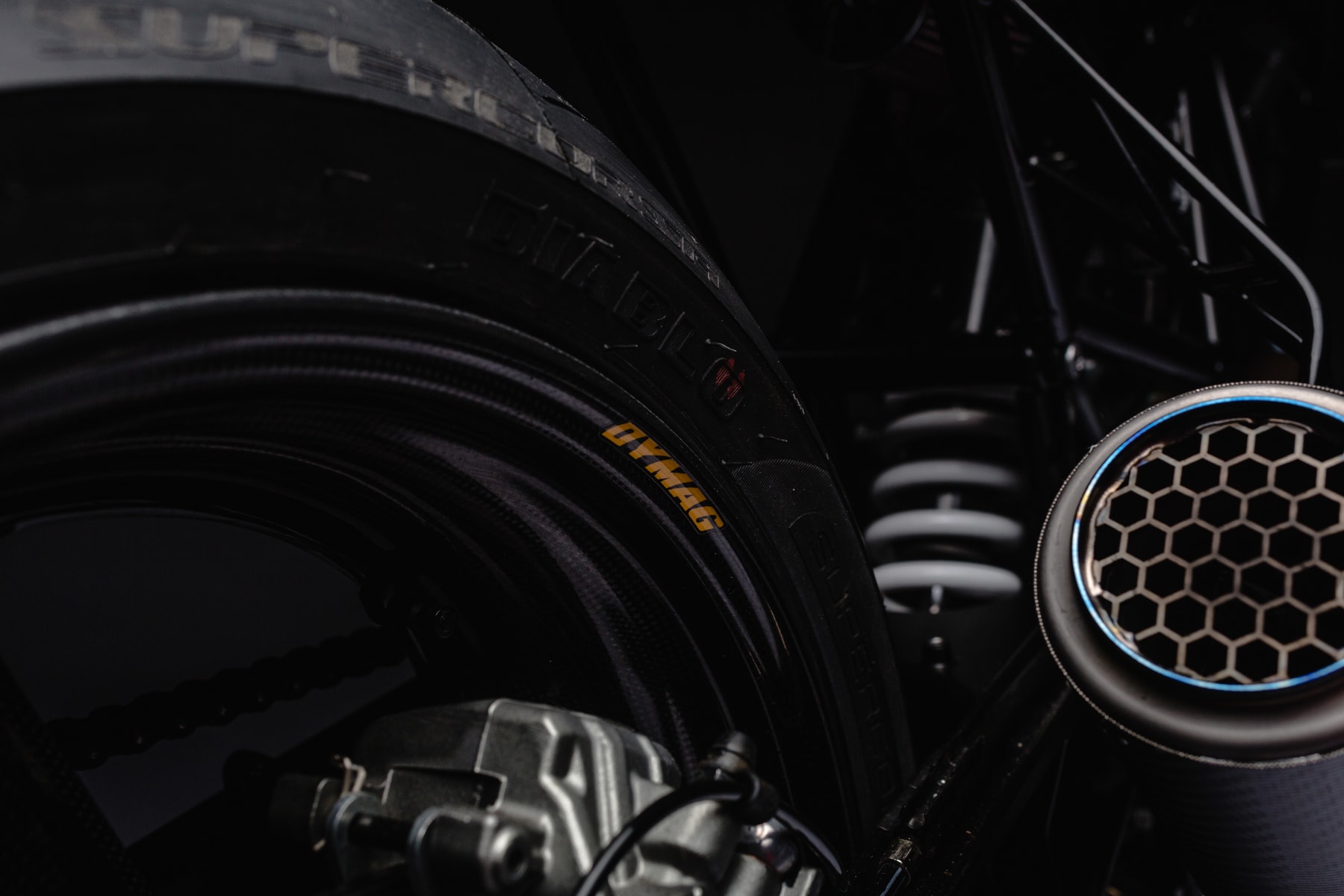 Ce nouveau moto custom de Bad Winners a été spécialement imaginé pour le pilote de F1 Charles Leclerc
