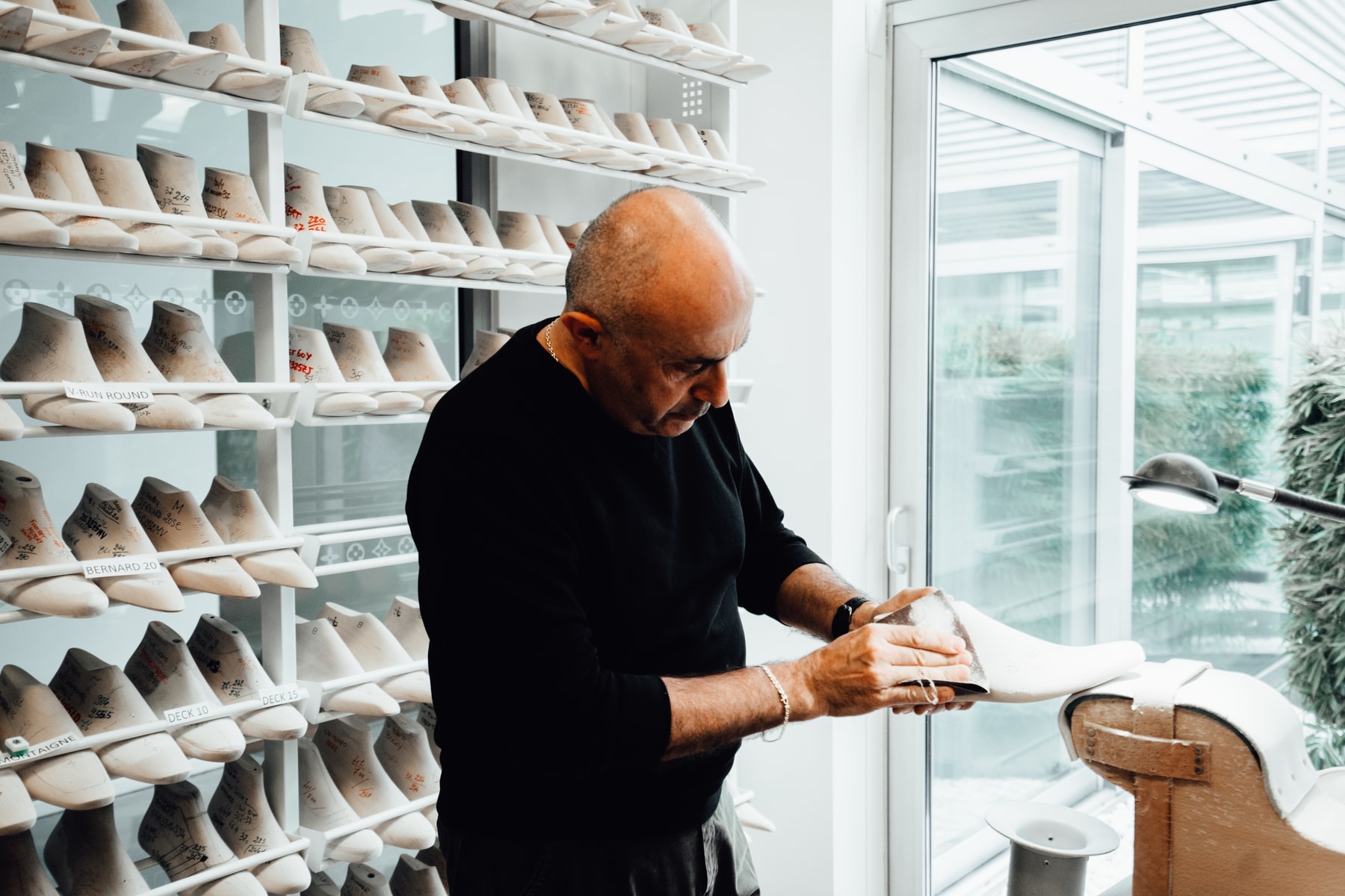 Studio Visite - Dans les ateliers chaussures et sneakers de Louis Vuitton