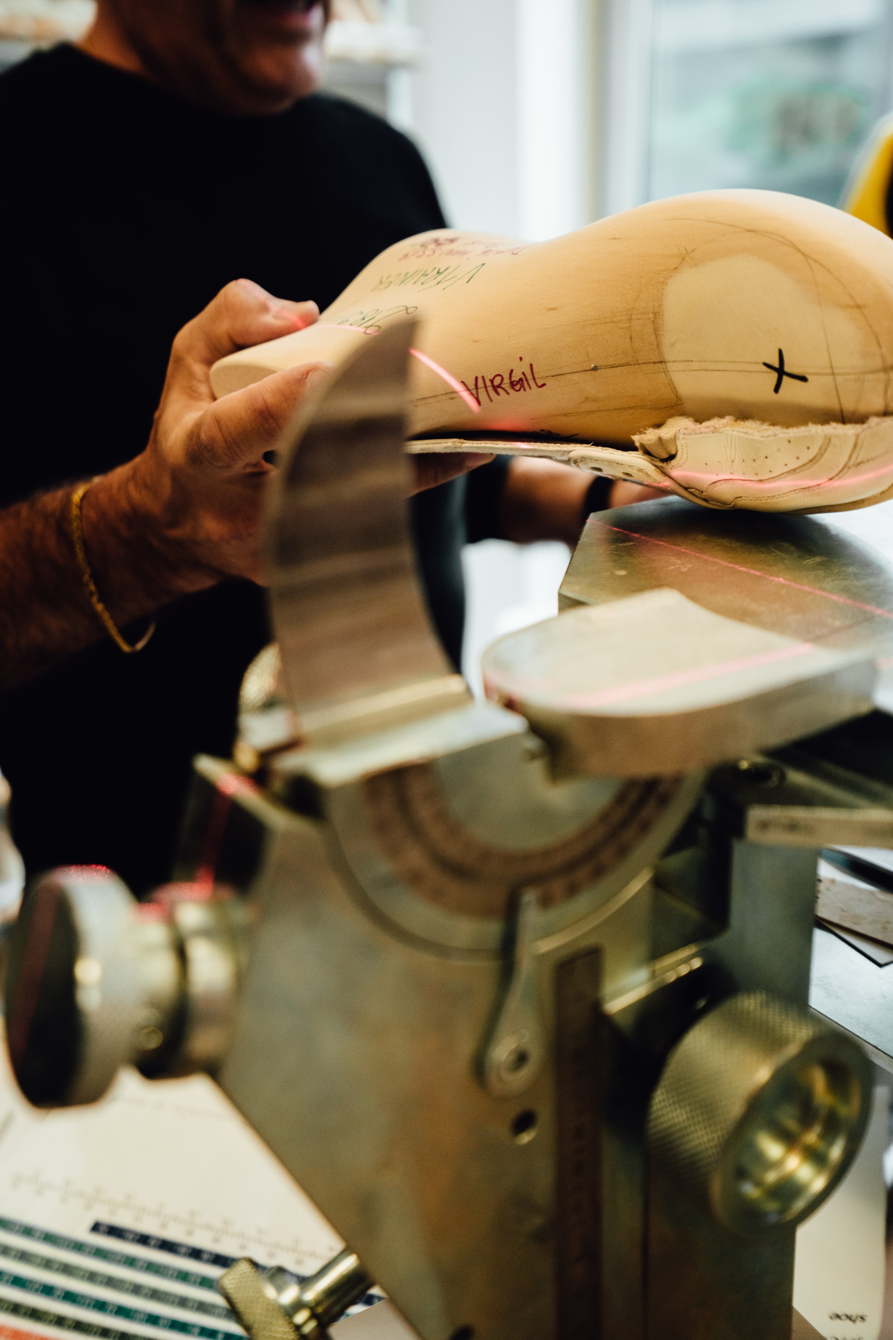 Studio Visite - Dans les ateliers chaussures et sneakers de Louis Vuitton