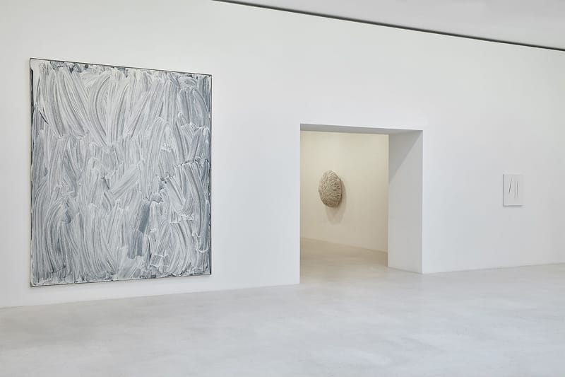 Plongez dans la nouvelle exposition de la galerie Gagosian intitulée "Blanc sur Blanc"