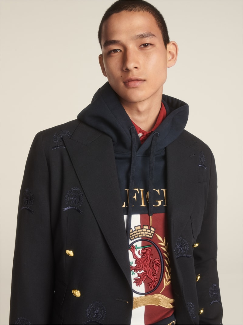 Tommy Hilfiger célèbre ses 35 ans d'héritage dans le lookbook de sa collection Printemps 2020