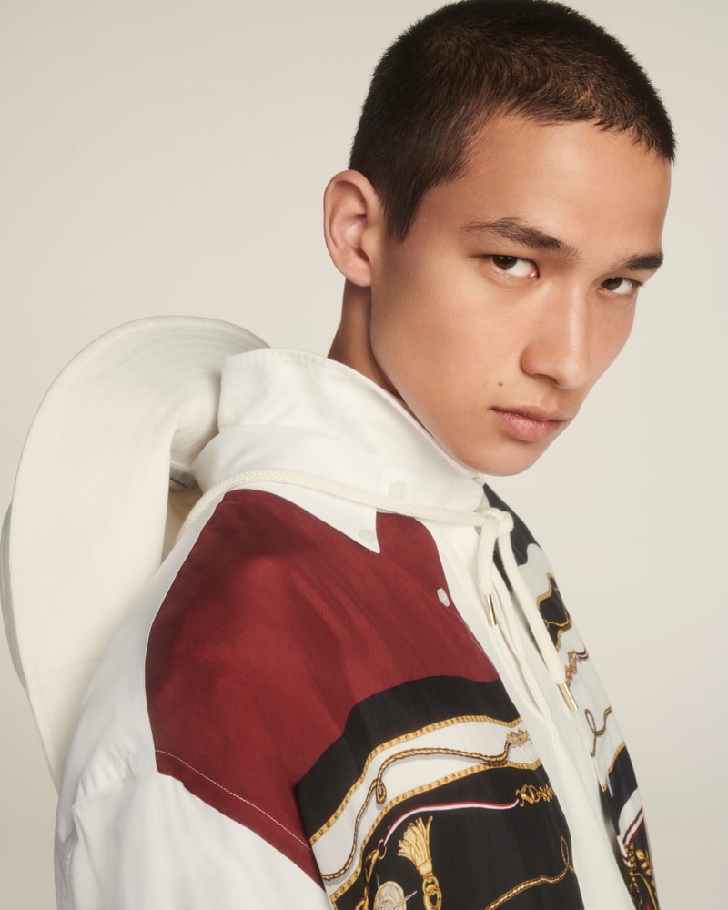 Tommy Hilfiger célèbre ses 35 ans d'héritage dans le lookbook de sa collection Printemps 2020