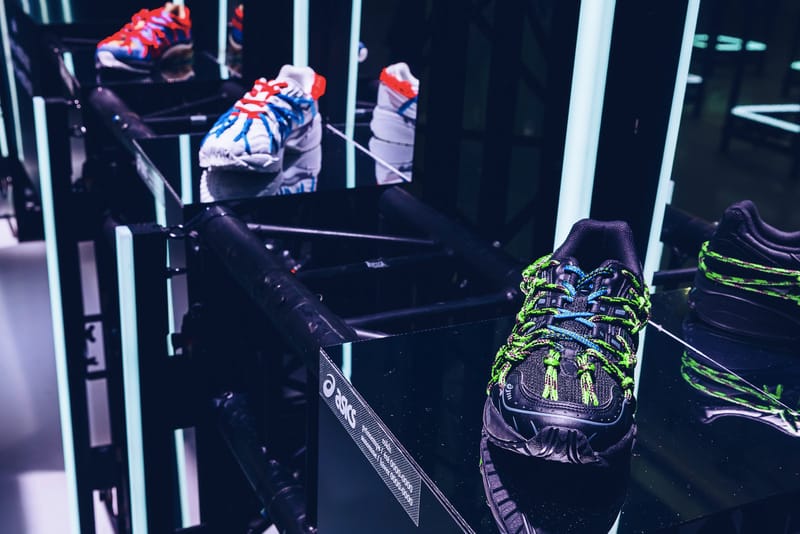 ASICS et le label anglais Rokh ont présenté des sneakers collaboratives audacieuses lors la Fashion Week de Paris