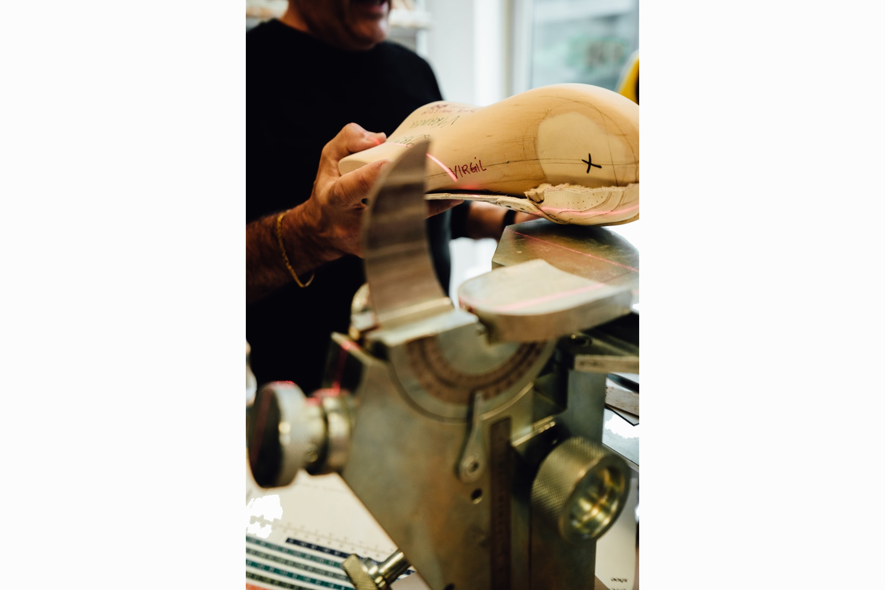 Studio Visite - Dans les ateliers chaussures et sneakers de Louis Vuitton