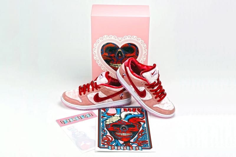 Entre matériaux colorés et détails multiples, la Nike SB Dunk Low s'offre une jolie collab avec StrangeLove Skateboards