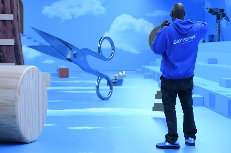 Virgil Abloh aperçu dans une Off-White™ x Nike Air Force 1 inédite