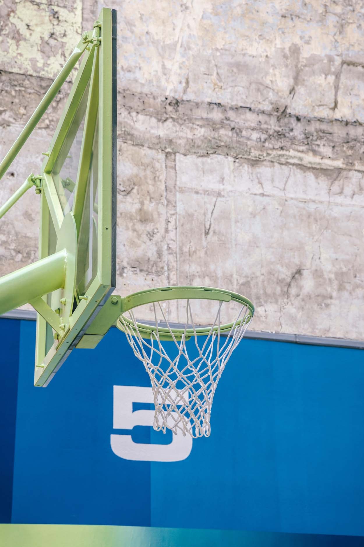 Pigalle présente son nouveau terrain de basketball