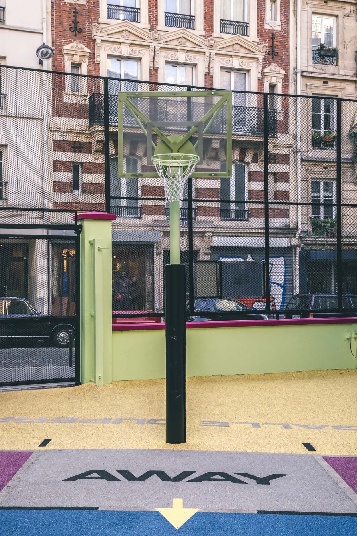 Pigalle présente son nouveau terrain de basketball