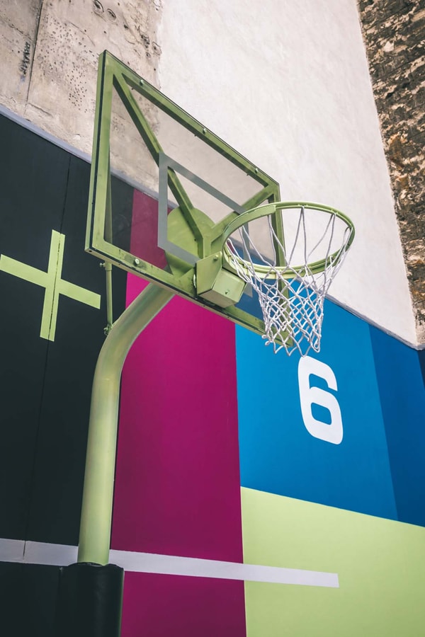 Pigalle présente son nouveau terrain de basketball