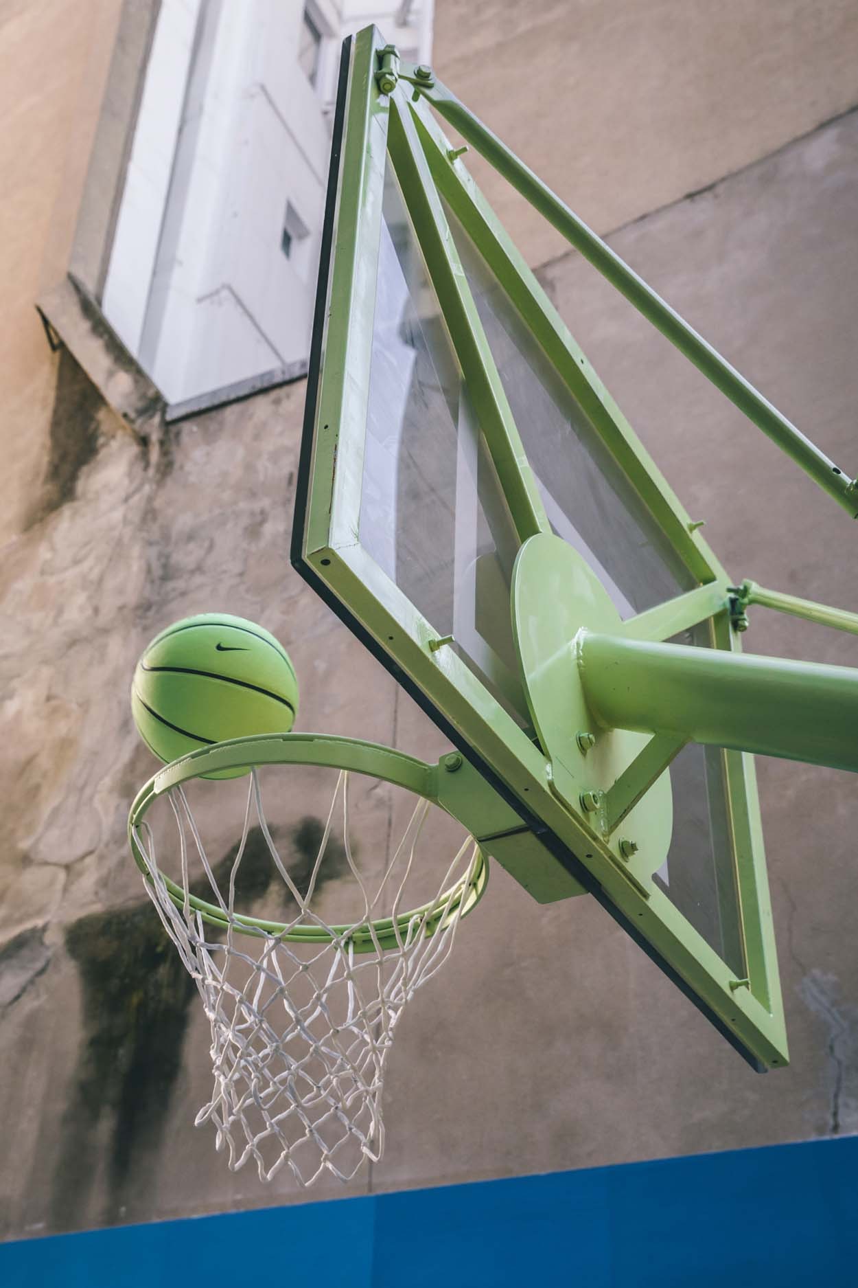 Pigalle présente son nouveau terrain de basketball