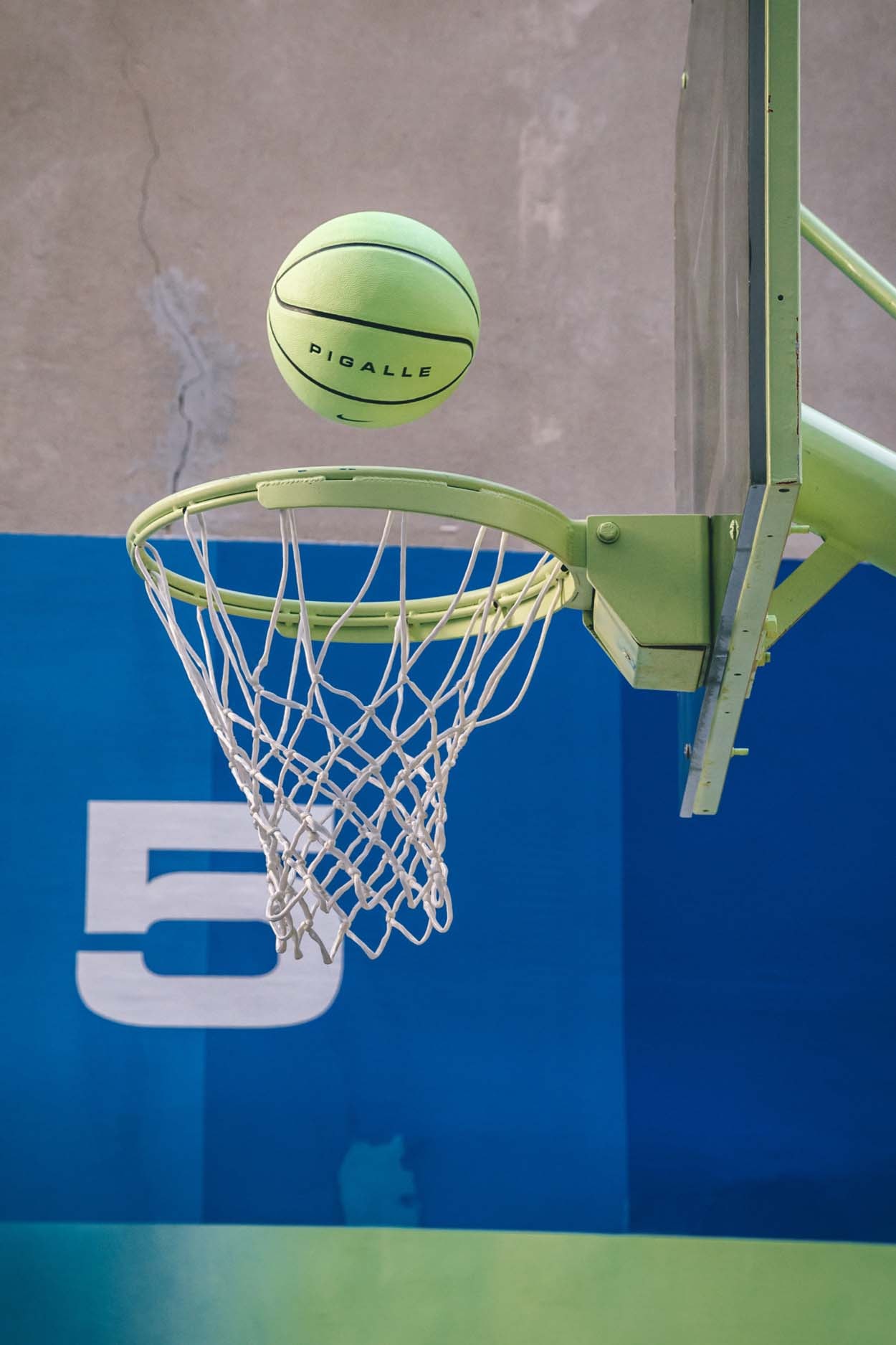 Pigalle présente son nouveau terrain de basketball