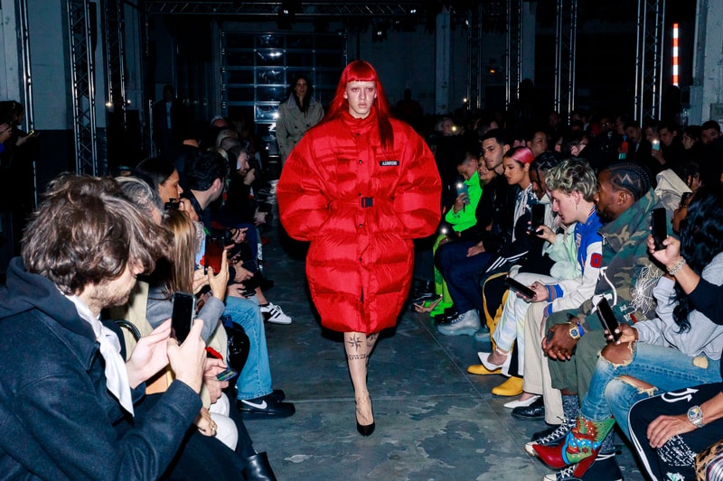 Au défilé Vetements les invités étaient chargés d'éclairer les mannequins avec leurs smartphones