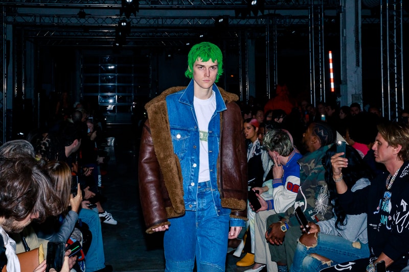Au défilé Vetements les invités étaient chargés d'éclairer les mannequins avec leurs smartphones