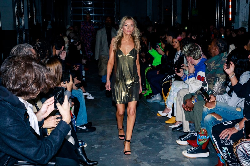 Au défilé Vetements les invités étaient chargés d'éclairer les mannequins avec leurs smartphones