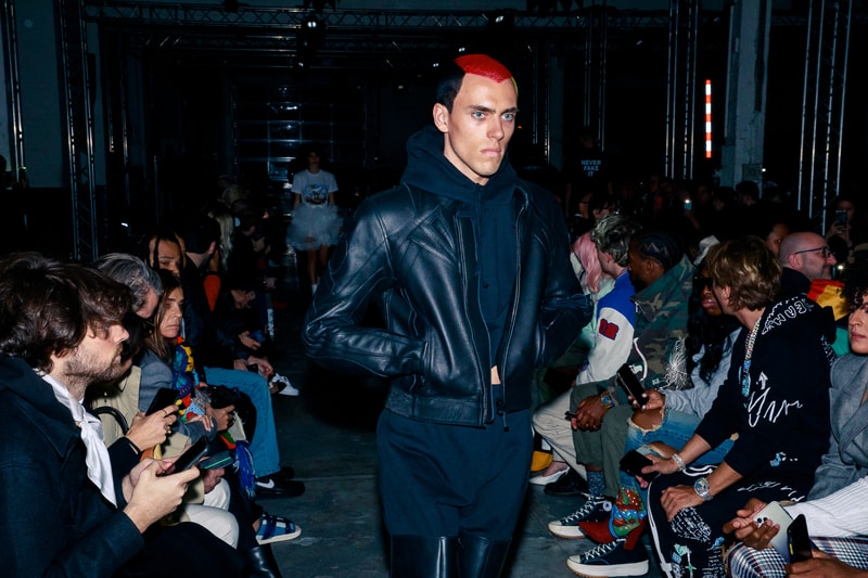 Au défilé Vetements les invités étaient chargés d'éclairer les mannequins avec leurs smartphones