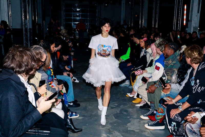 Au défilé Vetements les invités étaient chargés d'éclairer les mannequins avec leurs smartphones