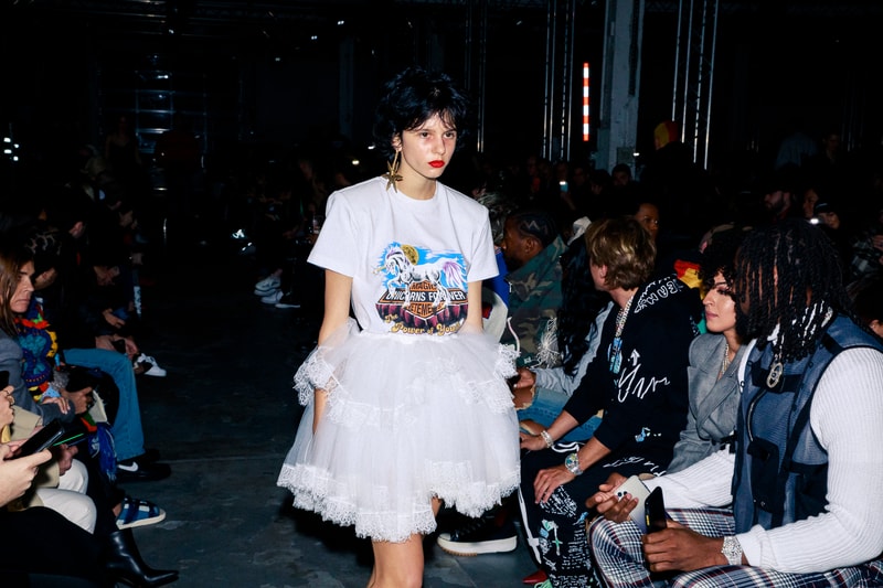 Au défilé Vetements les invités étaient chargés d'éclairer les mannequins avec leurs smartphones