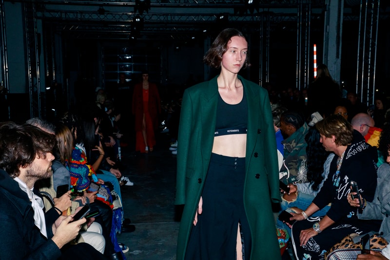 Au défilé Vetements les invités étaient chargés d'éclairer les mannequins avec leurs smartphones