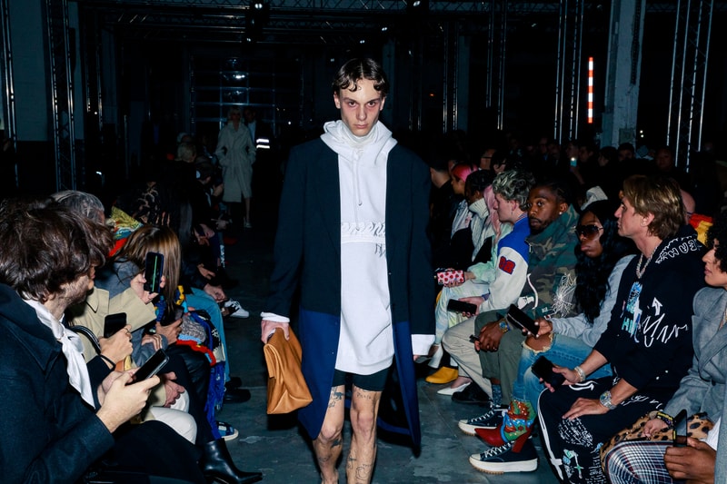 Au défilé Vetements les invités étaient chargés d'éclairer les mannequins avec leurs smartphones