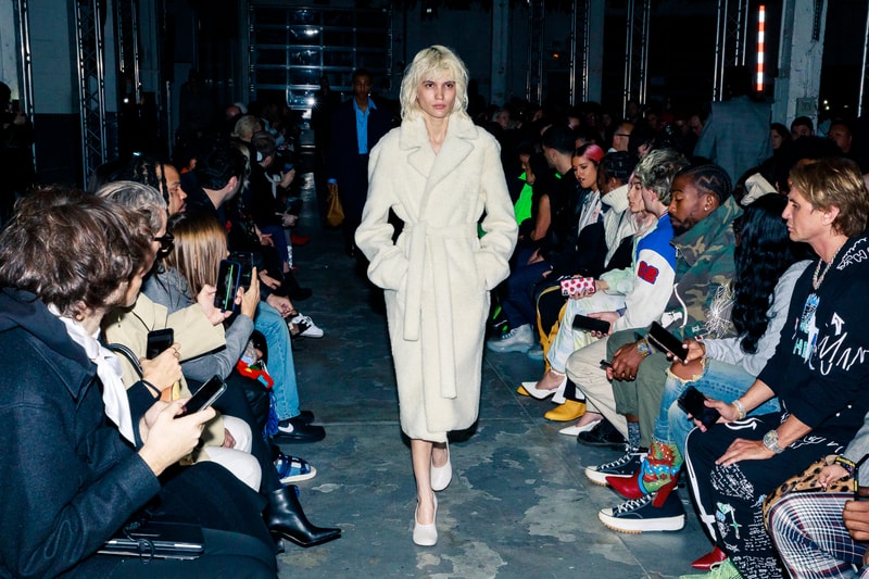 Au défilé Vetements les invités étaient chargés d'éclairer les mannequins avec leurs smartphones