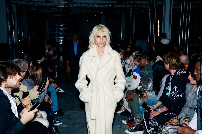 Au défilé Vetements les invités étaient chargés d'éclairer les mannequins avec leurs smartphones