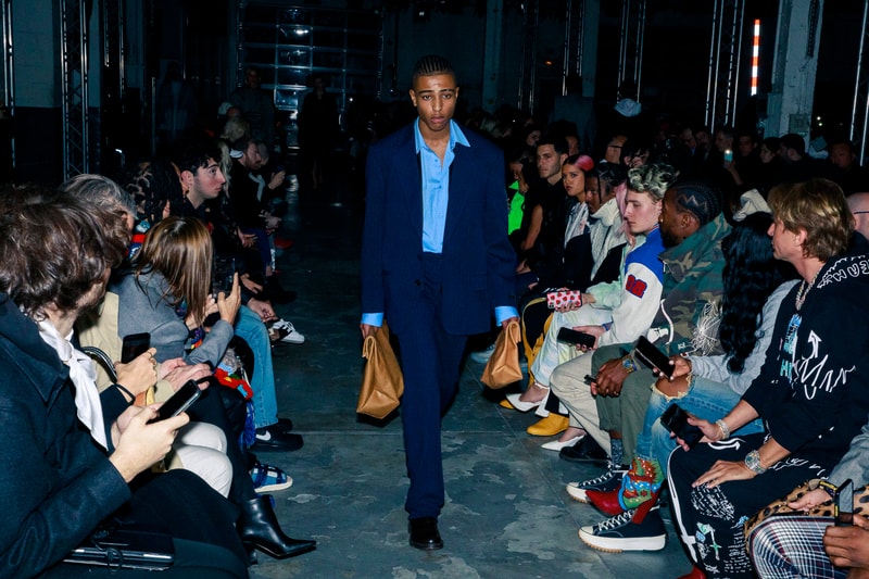 Au défilé Vetements les invités étaient chargés d'éclairer les mannequins avec leurs smartphones