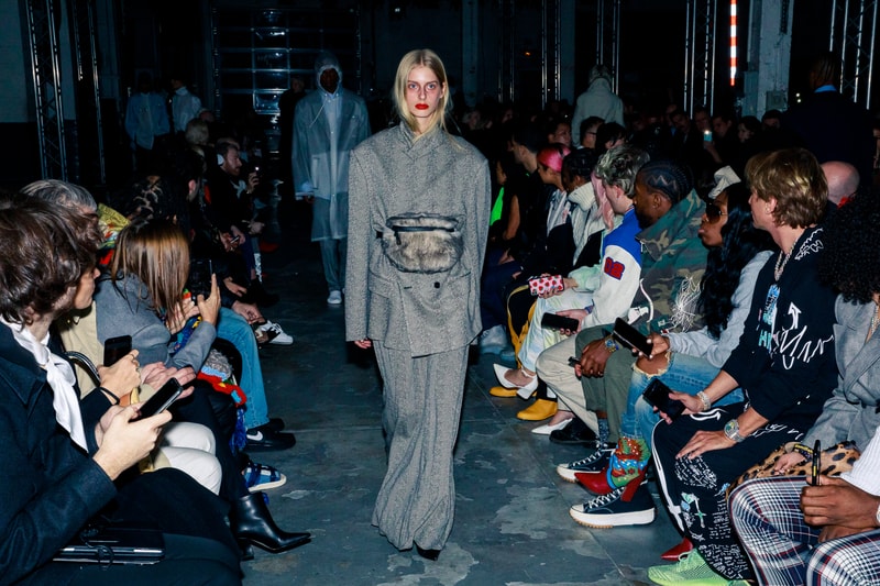 Au défilé Vetements les invités étaient chargés d'éclairer les mannequins avec leurs smartphones