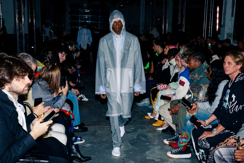 Au défilé Vetements les invités étaient chargés d'éclairer les mannequins avec leurs smartphones