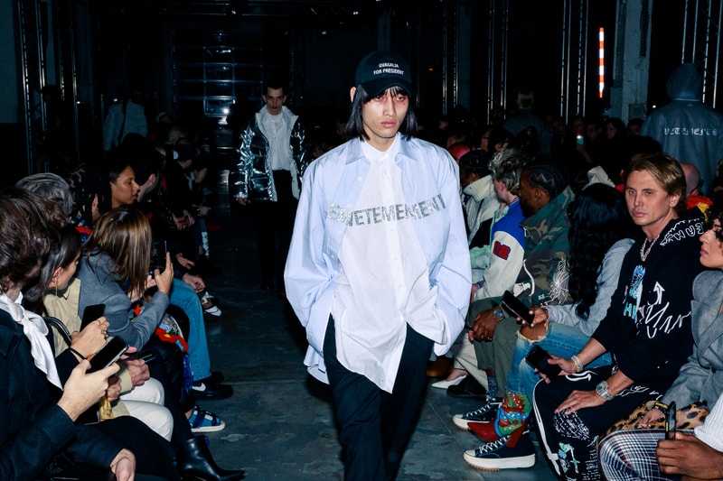 Au défilé Vetements les invités étaient chargés d'éclairer les mannequins avec leurs smartphones