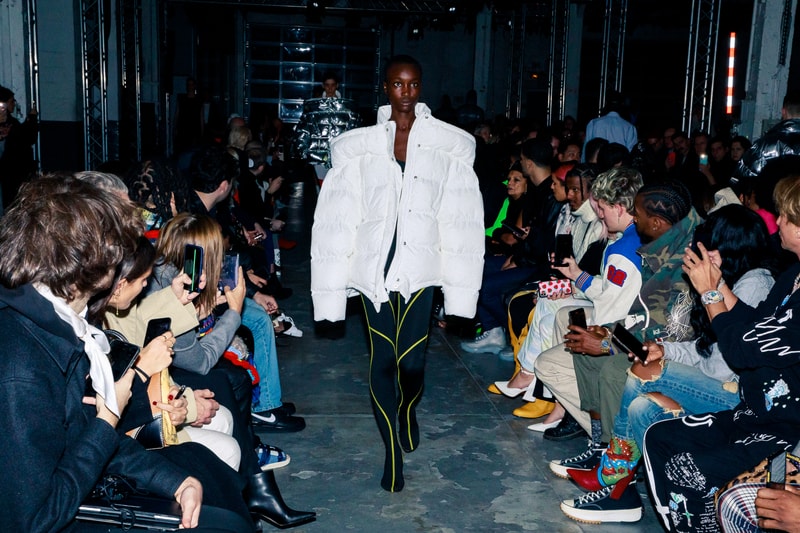 Au défilé Vetements les invités étaient chargés d'éclairer les mannequins avec leurs smartphones