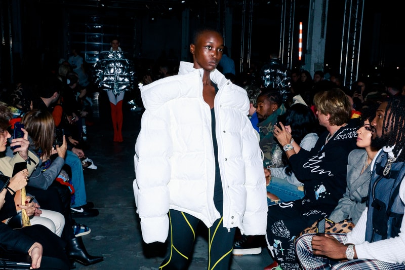 Au défilé Vetements les invités étaient chargés d'éclairer les mannequins avec leurs smartphones