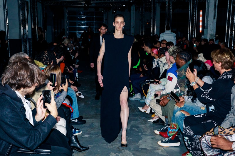 Au défilé Vetements les invités étaient chargés d'éclairer les mannequins avec leurs smartphones