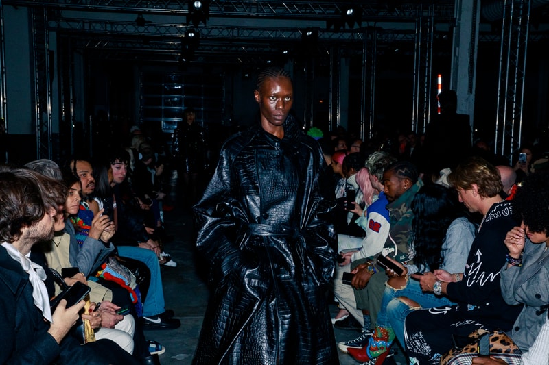 Au défilé Vetements les invités étaient chargés d'éclairer les mannequins avec leurs smartphones