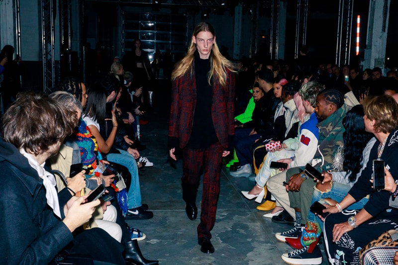 Au défilé Vetements les invités étaient chargés d'éclairer les mannequins avec leurs smartphones