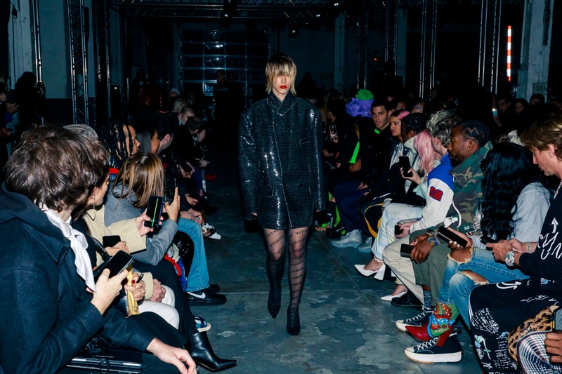 Au défilé Vetements les invités étaient chargés d'éclairer les mannequins avec leurs smartphones