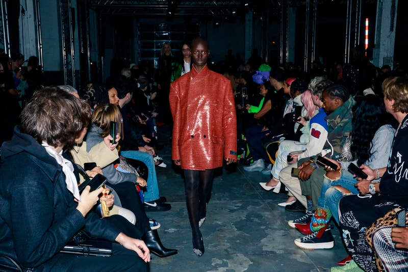 Au défilé Vetements les invités étaient chargés d'éclairer les mannequins avec leurs smartphones