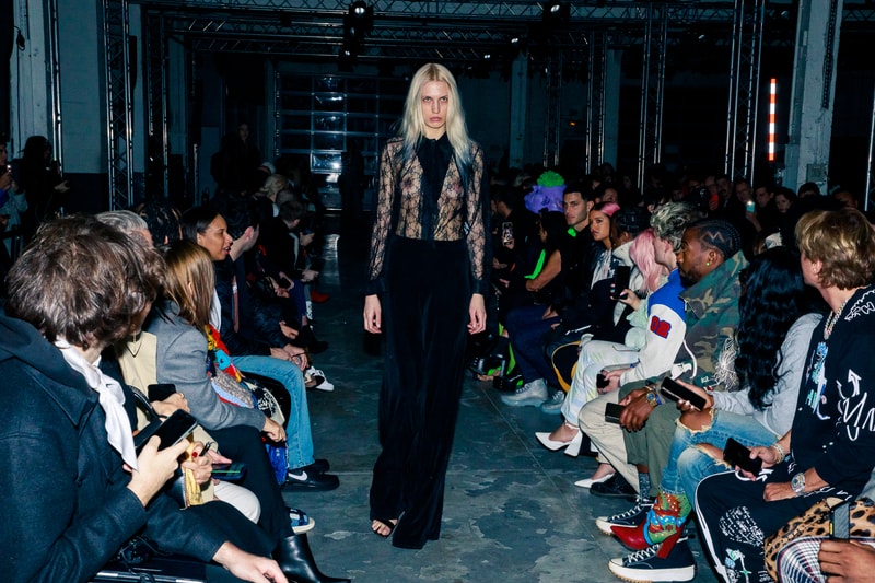 Au défilé Vetements les invités étaient chargés d'éclairer les mannequins avec leurs smartphones