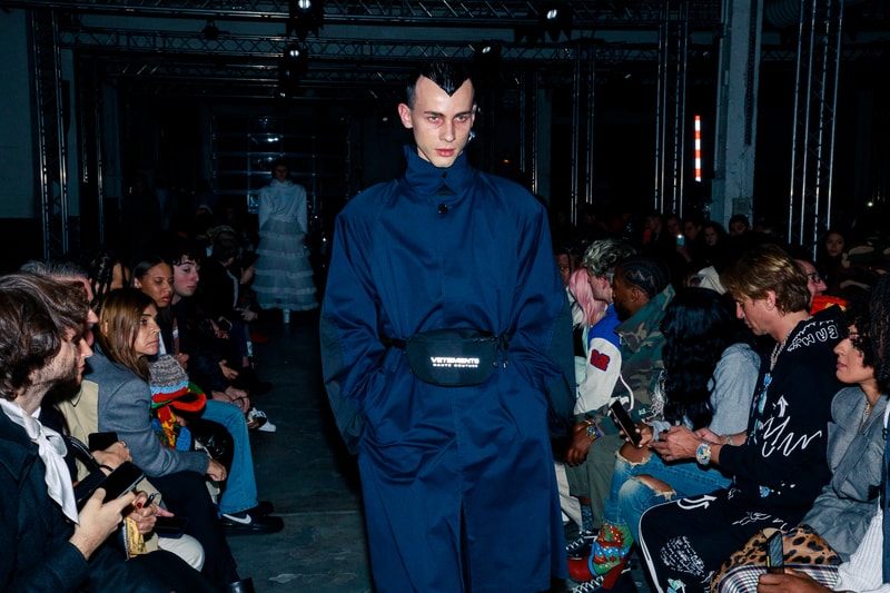 Au défilé Vetements les invités étaient chargés d'éclairer les mannequins avec leurs smartphones