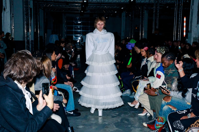Au défilé Vetements les invités étaient chargés d'éclairer les mannequins avec leurs smartphones