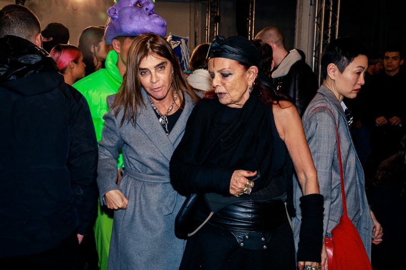 Au défilé Vetements les invités étaient chargés d'éclairer les mannequins avec leurs smartphones