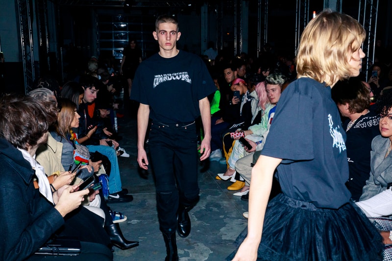 Au défilé Vetements les invités étaient chargés d'éclairer les mannequins avec leurs smartphones