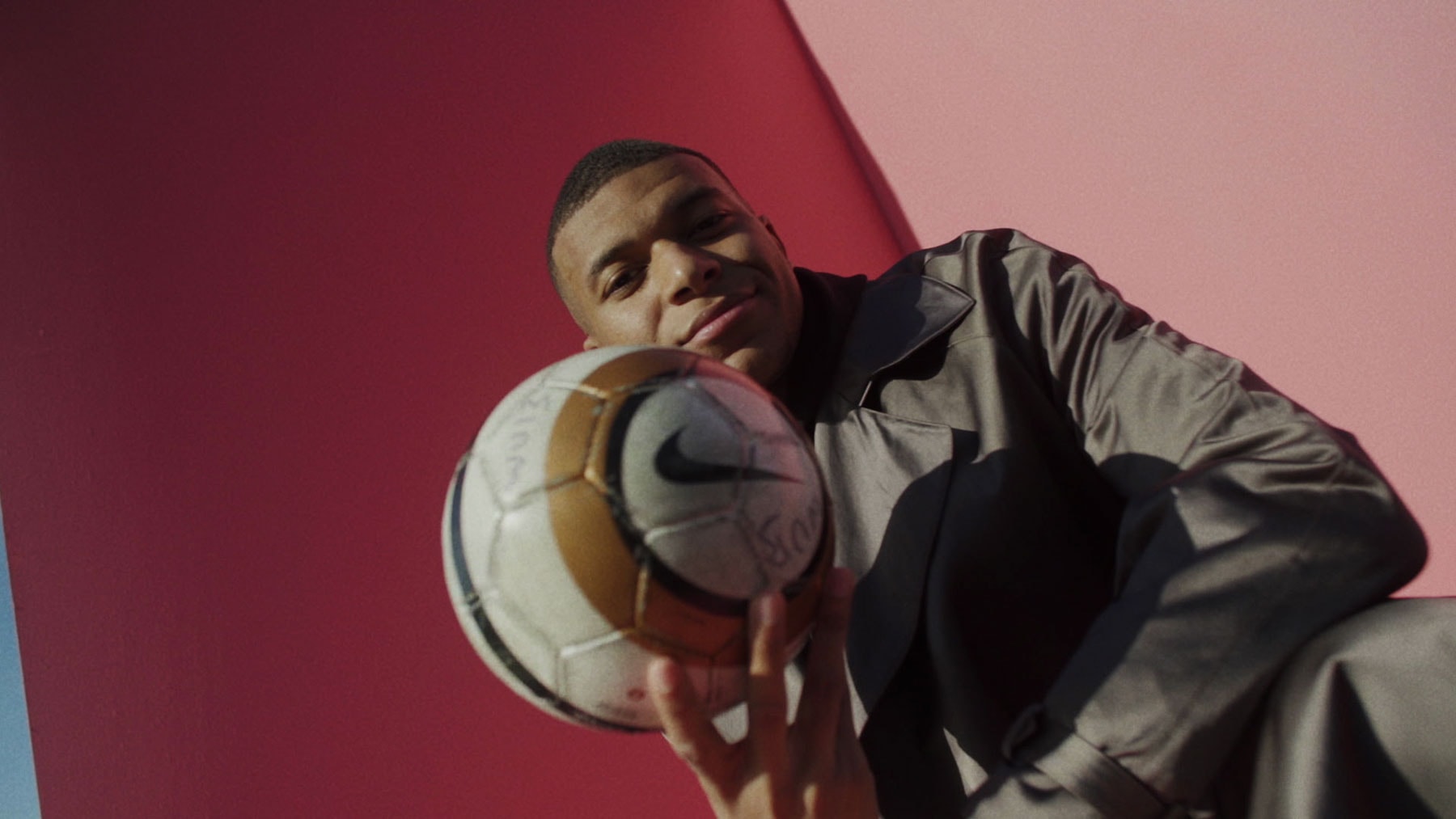 Dans le salon de Kylian Mbappé avec la jeunesse bondynoise, là où les rêves n'ont pas d'âge