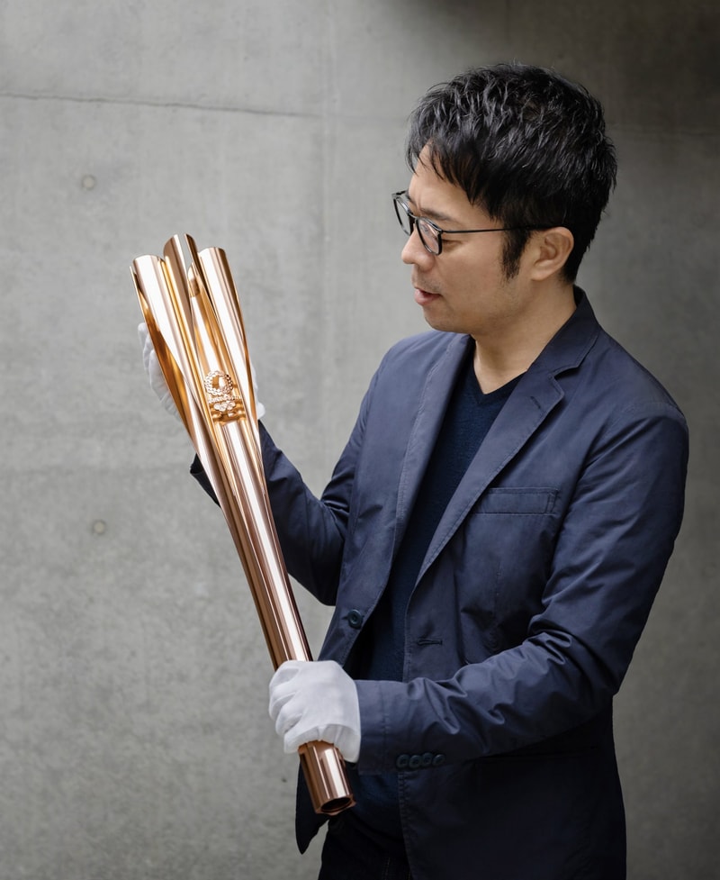 Tête en or rose et design rappelant la fleur de sakura, zoom sur le design de la torche des JO 2020