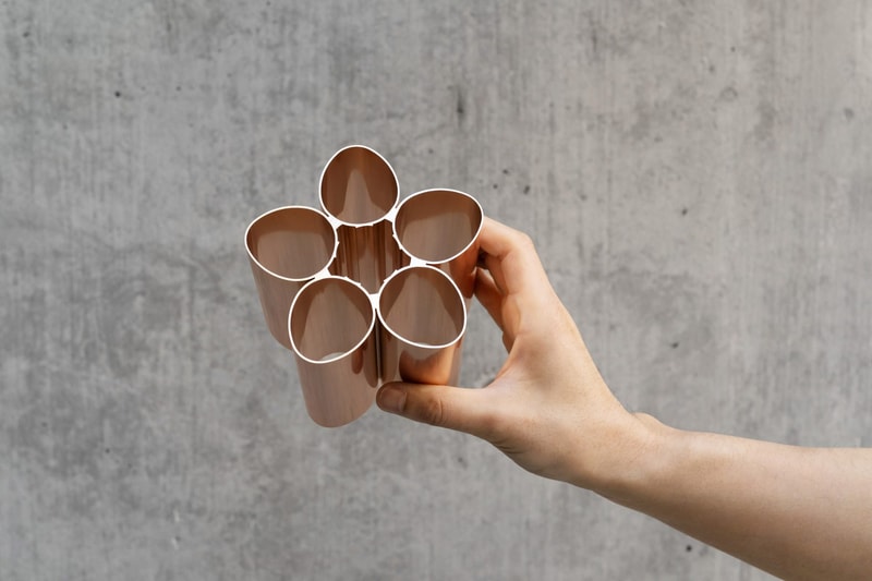 Tête en or rose et design rappelant la fleur de sakura, zoom sur le design de la torche des JO 2020