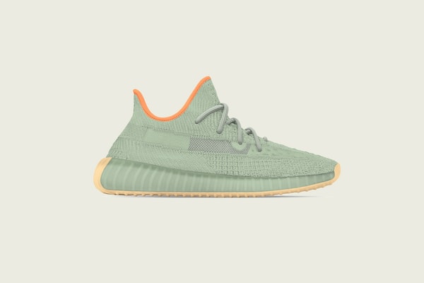 Photo YEEZY 350 V2 "Cinder"