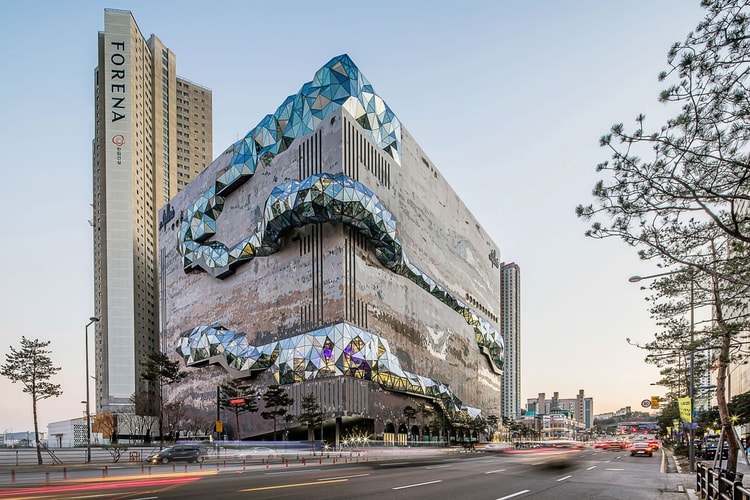 Entre verre et mosaïques, la nouvelle structure renversante du magasin Galleria en Corée du Sud