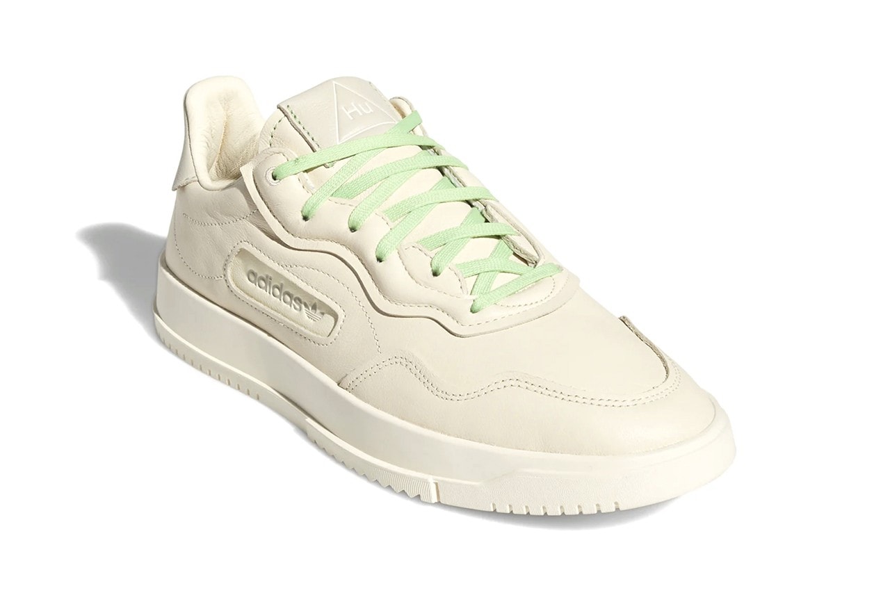 Pharrell Williams et adidas Originals ajoutent deux sneakers entièrement crème à leur pack collaboratif